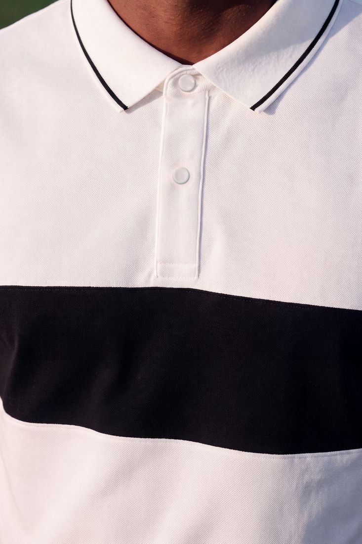 Cận polo trắng bản đen ngang ngực, viền cổ đen, nẹp nút bấm